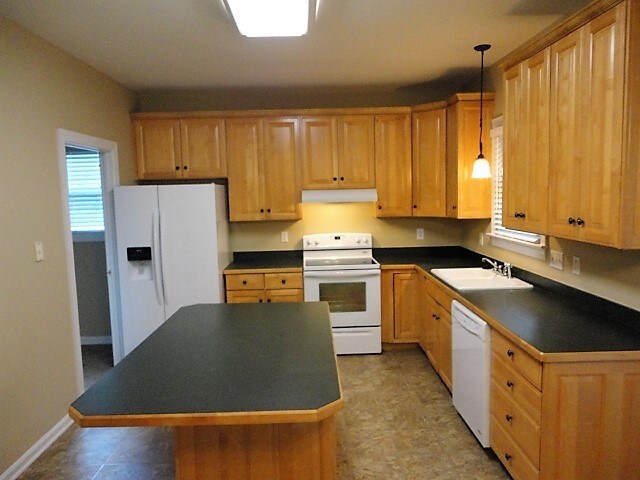 Building Photo - 104 Carostone Ct