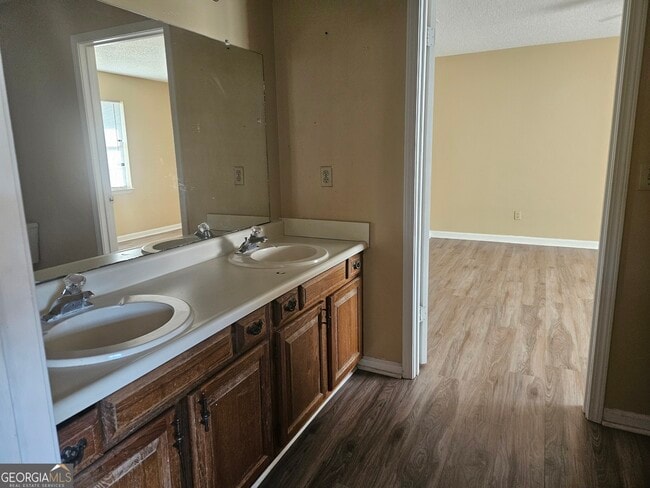 Building Photo - 818 Robin Hood Trail