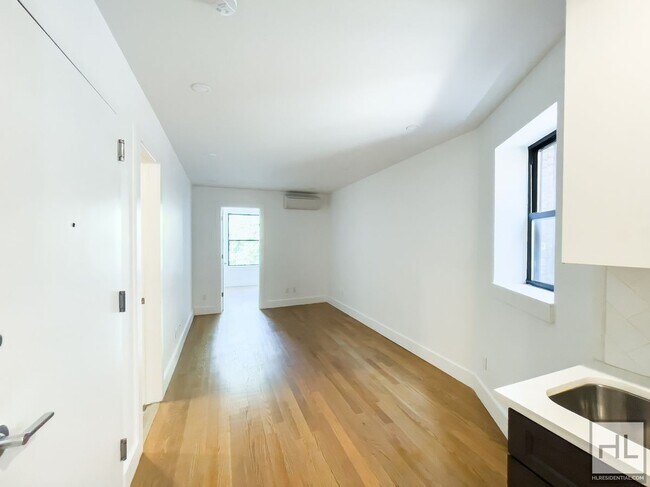 Building Photo - DEKALB AVENUE / Spacious 4-Bed 2-Bath / Gr...