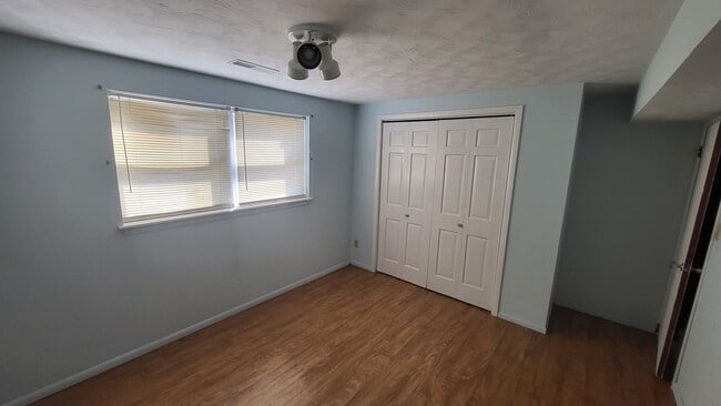 Building Photo - 4 bedroom 1.5 bath home North Side Springf...