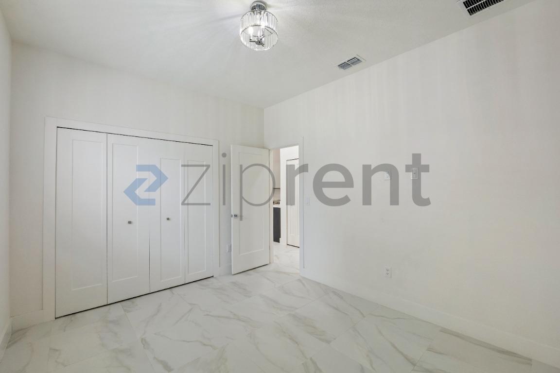 Building Photo - Unit B