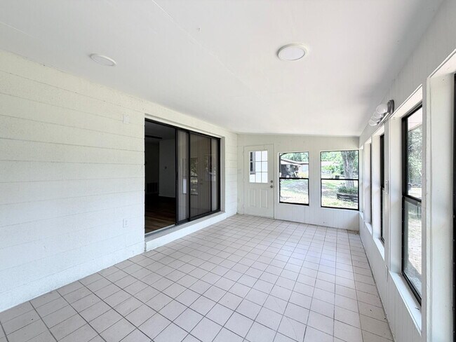 Building Photo - Available Now | Move-In Ready Rental in SE Ocala/Silversprings Shores