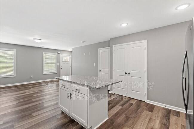 Building Photo - 2015 Dolly Dr