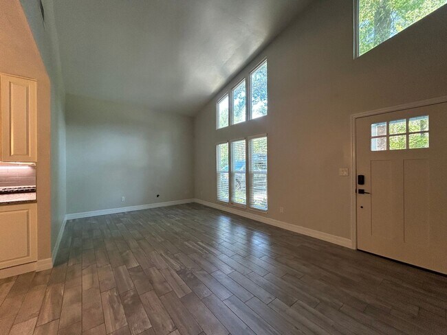 Building Photo - Dream home awaits: stunningly updated 3 be...