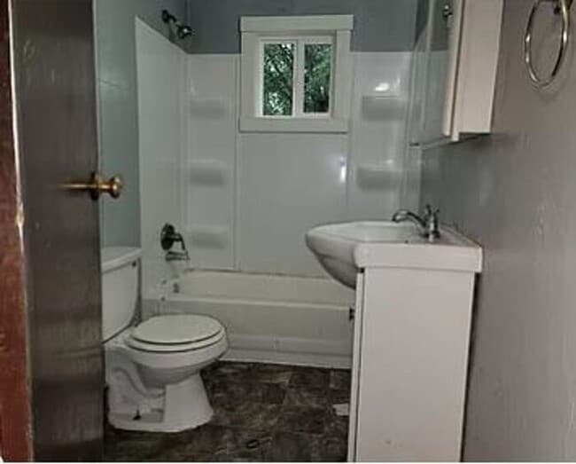 Building Photo - 3 Bedroom 1 Bath Home on the North Side