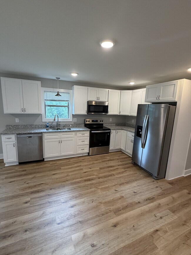 Building Photo - 7847 US-41