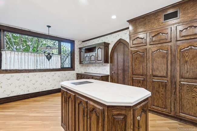 Building Photo - 18 Heights Rd