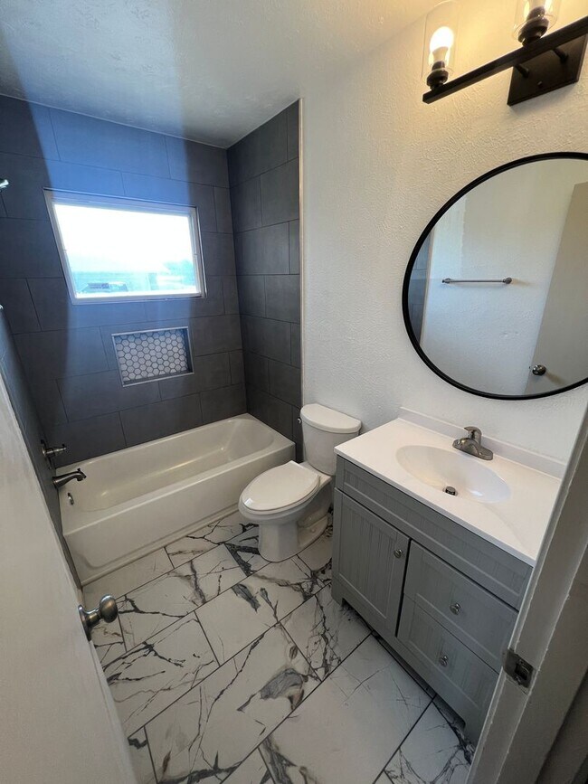 Building Photo - Pre Leasing for Fall 2026! Remodeled 3/2 near LCU!