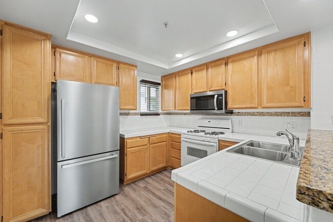 Building Photo - Fully Remodeled End-Unit with Views, Private Garage & Flexible Living Space – South of the Blvd