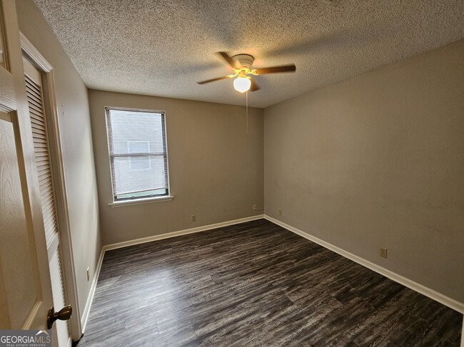 Building Photo - 108 E Lakemont Dr