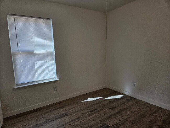 Building Photo - 1511 W Mesa Park Dr