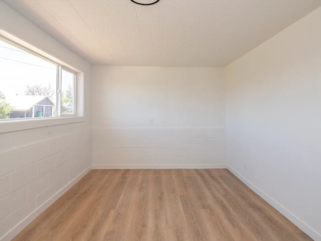 Building Photo - "Charming 5-Bed Sanctuary with Cozy Fireplace on South Rogers Street!"