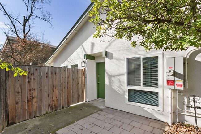 Building Photo - 2 Bedroom 2 Bedroom Home in East Davis with solar