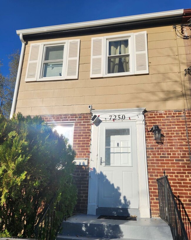 Primary Photo - Hot in Hyattsville, 3 level 2 Bed + 1.5 Ba...