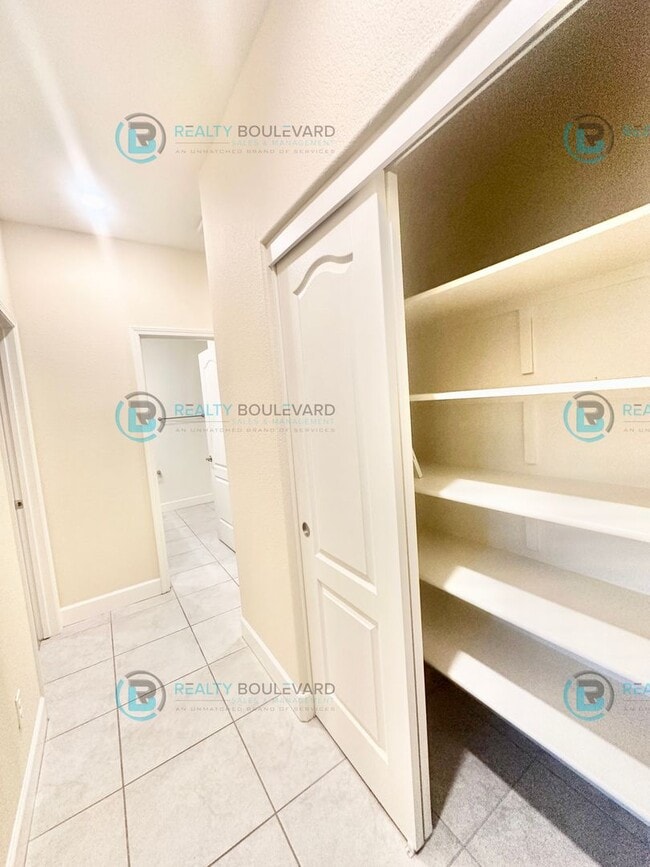 Building Photo - Beautiful 4 Bedroom, 2 Bathroom, 2 car garage, Single Story Home