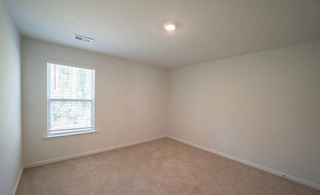 Building Photo - AVAILABLE NOW!