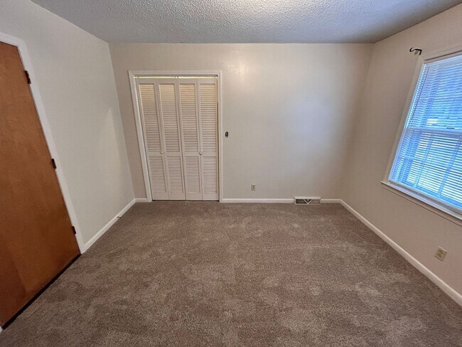 Building Photo - 3 Bedroom, 2 Bathroom Brick Home