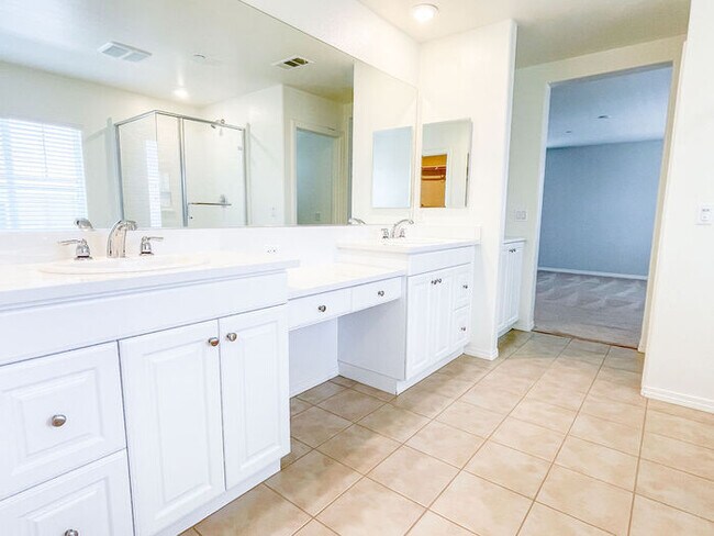 Building Photo - Beautiful 2 Story 4 Bedroom Home in Great ...