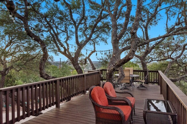 Building Photo - 785 Lake Forest