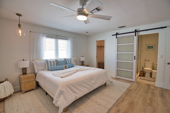 Building Photo - Seasonal Venice Island Pool Home half block from Golden Beach deeded access to the Gulf!