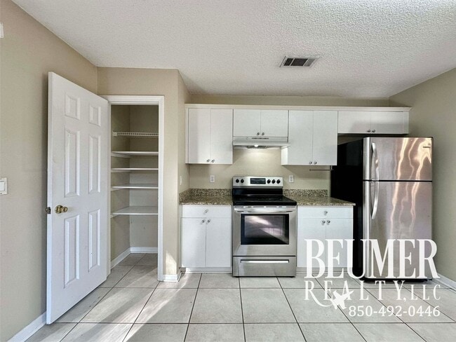 Building Photo - Charming Home with Spacious Backyard and M...