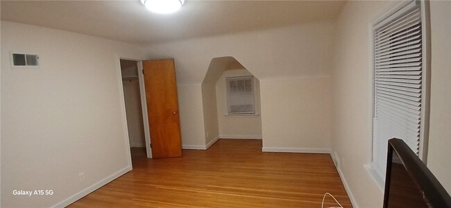 Building Photo - 183 Thorncliffe Dr