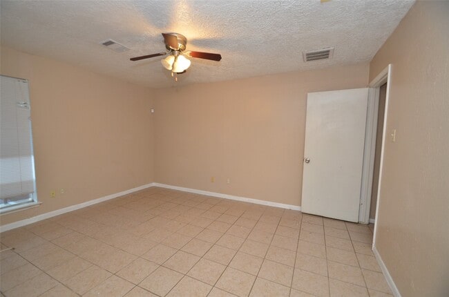 Building Photo - 439 Breeze Park Dr