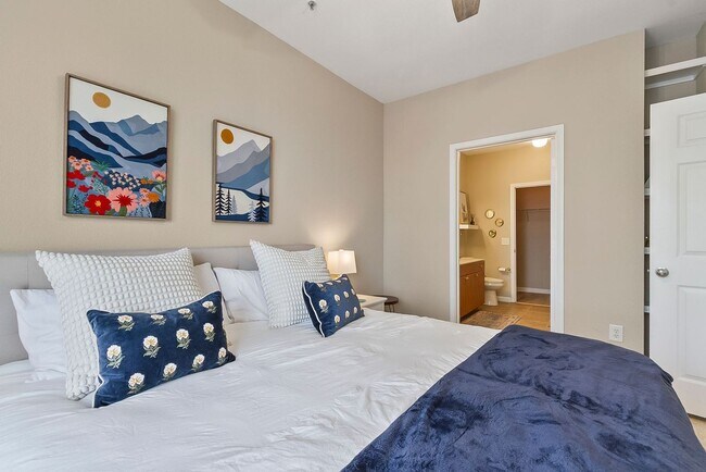 Building Photo - Midtown Village 2 Bed 2 Bath Condo! Available June 1st!