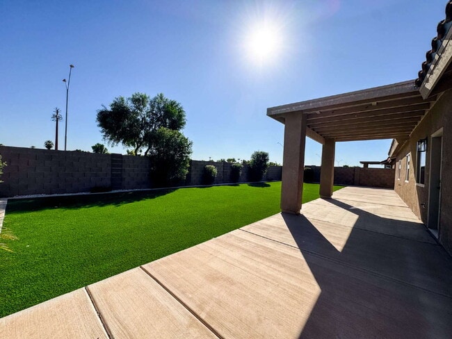 Building Photo - "Spacious 4-Bedroom, 2-Bathroom Home in Yu...