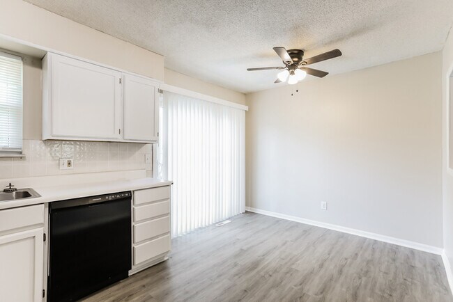 Building Photo - Great 3 Bedroom