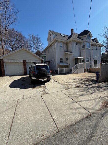 Building Photo - 72 College Ave