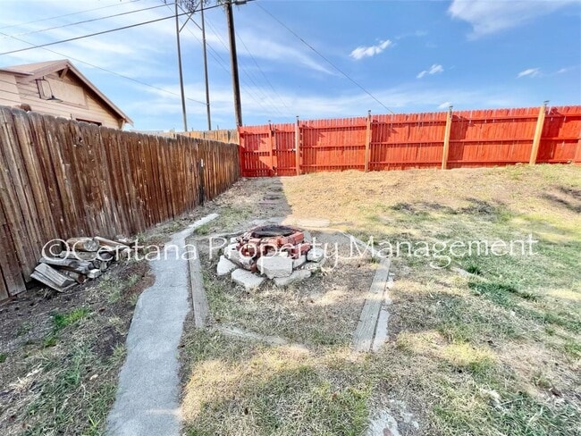 Building Photo - Historic home centrally located and beauti...