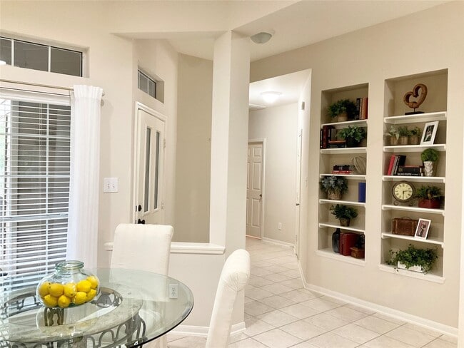 Building Photo - 186 N Valley Oaks Cir