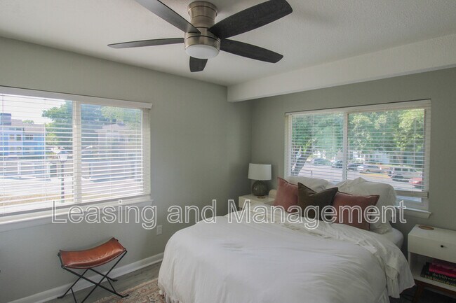 Building Photo - 271 Alexandra Dr