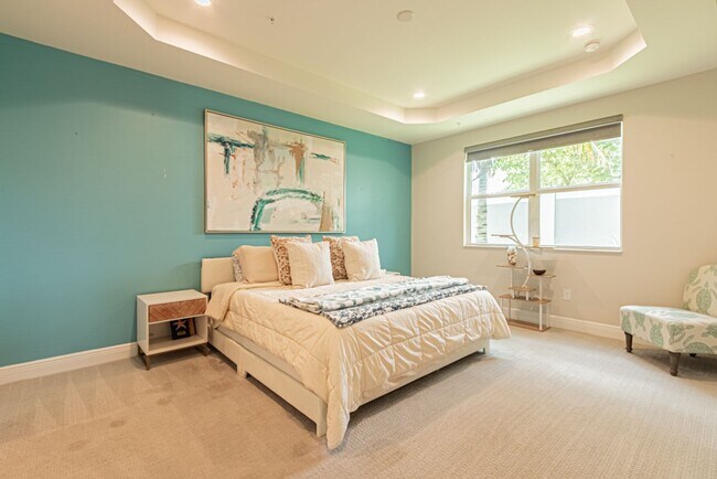 Building Photo - Luxury Naples 2-Bed Home Minutes to Downtown & Beaches | Resort-Style Amenities