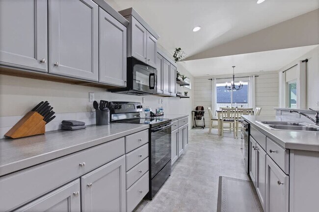 Building Photo - 2213 E Elm Grove Dr