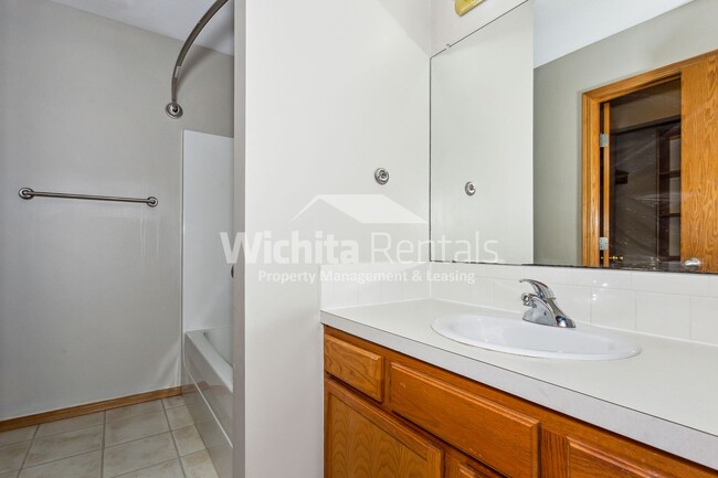 Building Photo - ****$500 off first months rent**** 3 bedro...