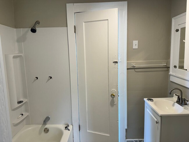 Building Photo - 3 BR, 1 BA off Fontenelle Blvd