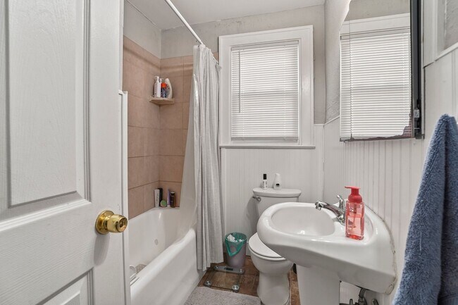 Building Photo - Ewing, NJ – 7BR / 2BA. House near TCNJ. Spacious layout. - Gambourg Properties