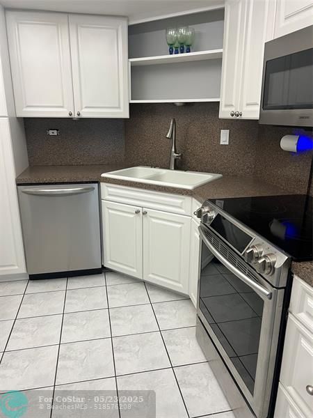 Building Photo - 3111 N Ocean Dr