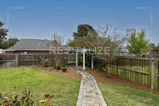 Building Photo - Gorgeous 3 Bed 2 Bath Brick Cottage on Corner Lot