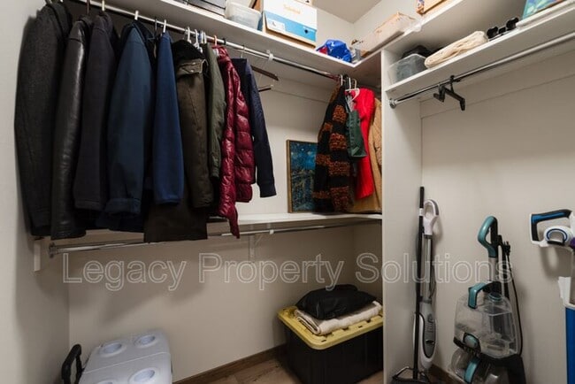 Building Photo - 527 Flint Dr