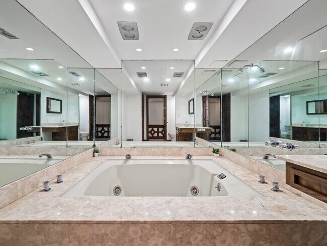 Building Photo - 1811 Breezewood Dr