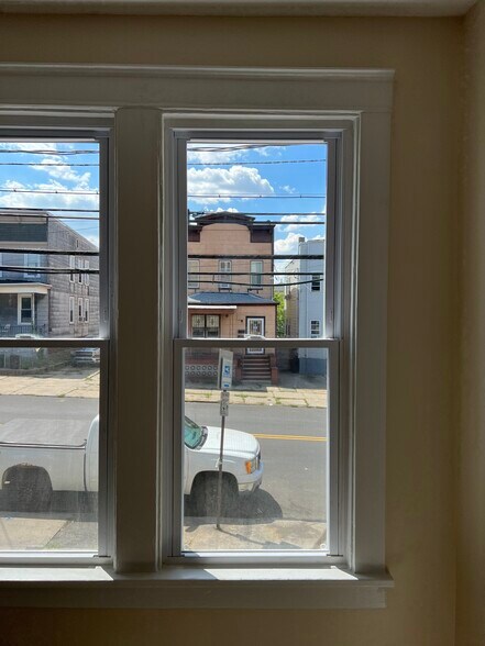 Building Photo - 706 S Ave W