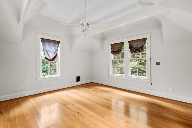 Building Photo - 4 Bed 3.5 bath - Kensington Victorian - Mo...