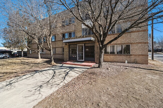 Building Photo - Top Floor One Bedroom Across From Safeway!