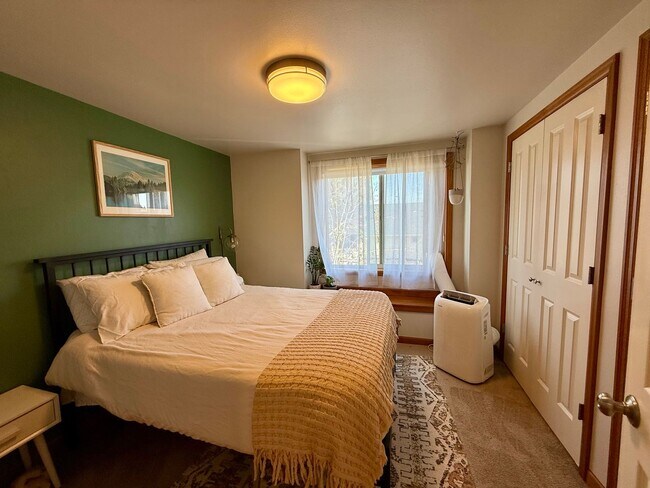Building Photo - West Seattle Townhome
