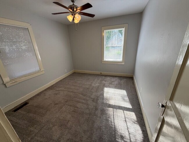 Building Photo - 3 Bedrooms | 2 Bathrooms | Rosewood Area