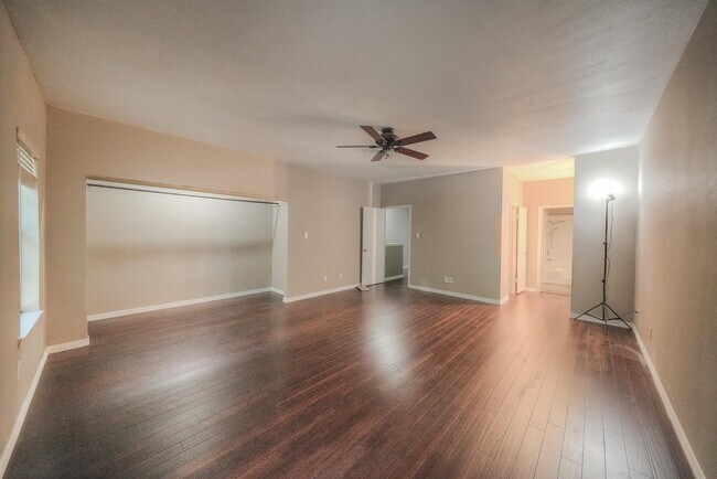 Building Photo - 17583 Red Oak Dr