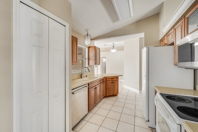 Building Photo - Desirable Parkway Meadows!